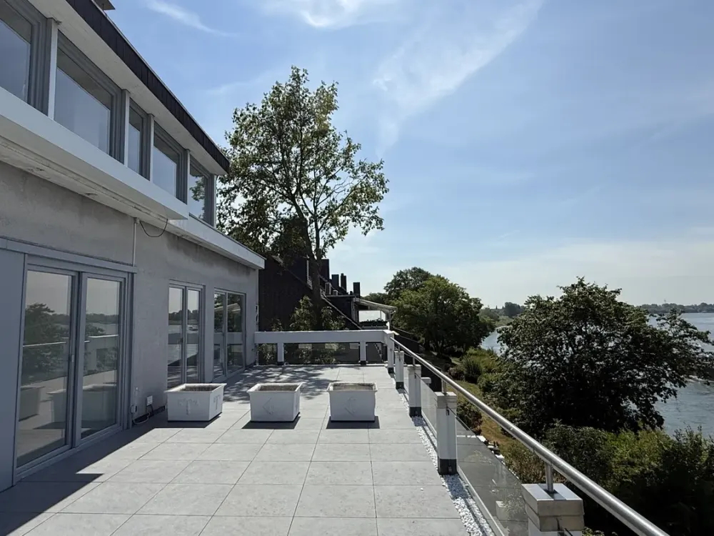 1. Rhine Location: Light-Flooded Maisonette Apartment with Rhine View