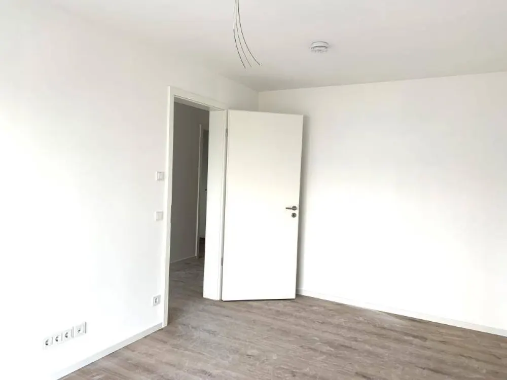 N-Schweinau: First Occupancy! Spacious 3-Room Apartment (2nd Floor) with Fitted Kitchen, 2 Balconies, Elevator and Underground Parking Space