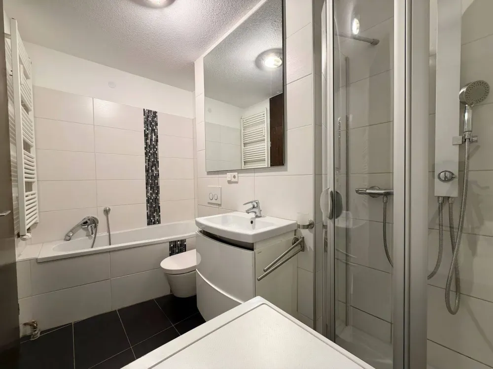 Written Inquiries Only! Modern 2-Room Apartment with Loggia & Garage - Gebersdorf