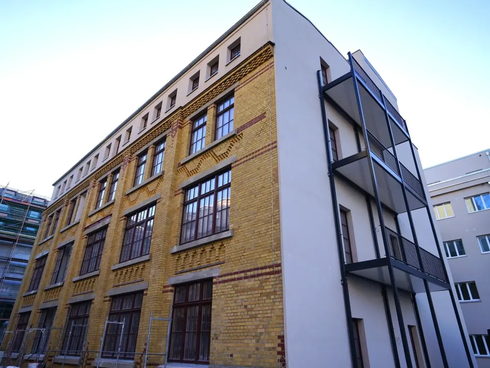 Central & Stylish, 3-Room Apartment with Loggia in Renovated Old Building | Optional with Fitted Kitchen
