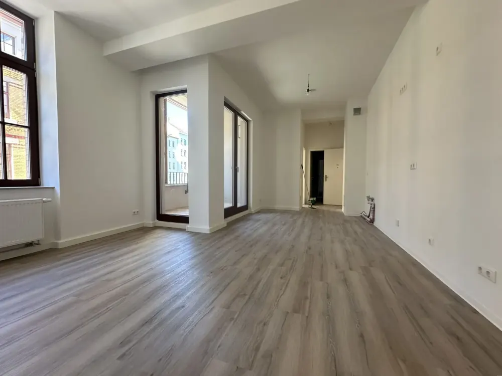 Central & Stylish, 3-Room Apartment with Loggia in Renovated Old Building | Optional with Fitted Kitchen