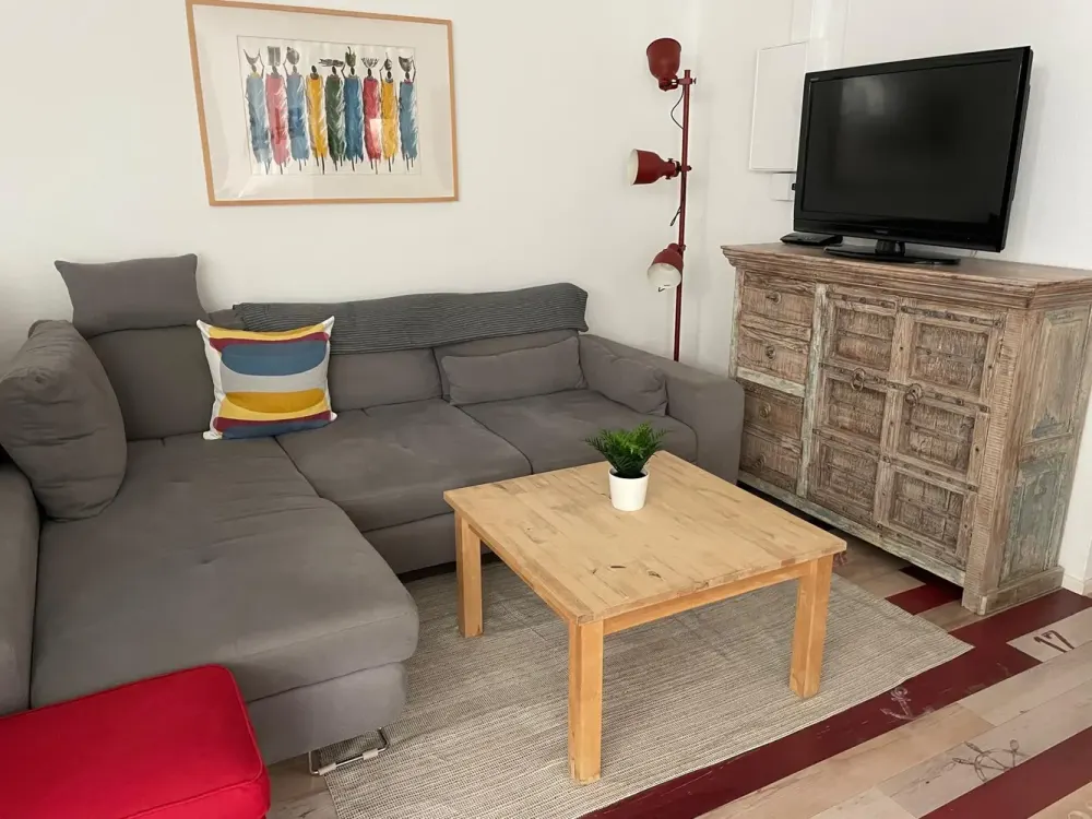 Temporary Living: Tasteful, Fully Furnished 2-Room Apartment in the Basement