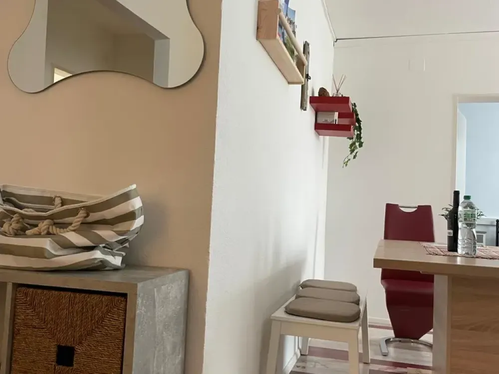 Temporary Living: Tasteful, Fully Furnished 2-Room Apartment in the Basement