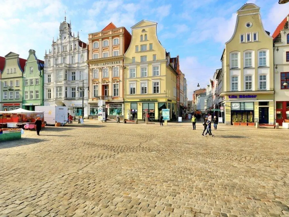 Einziehen und wohlfühlen! Voll möblierte 2-Raum-Wohnung mit ca. 58 m² im Herzen Rostocks!