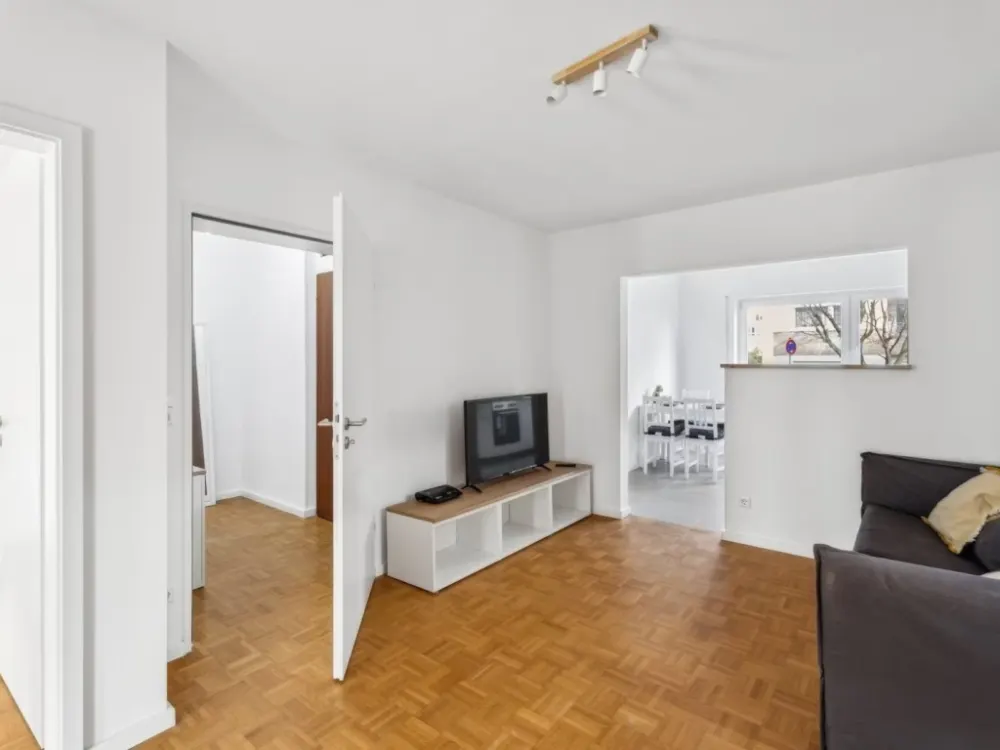 Available from 01.12.: Furnished shared flat room in well-maintained 4-person flatshare in Friedrichshafen-Hofen with balcony