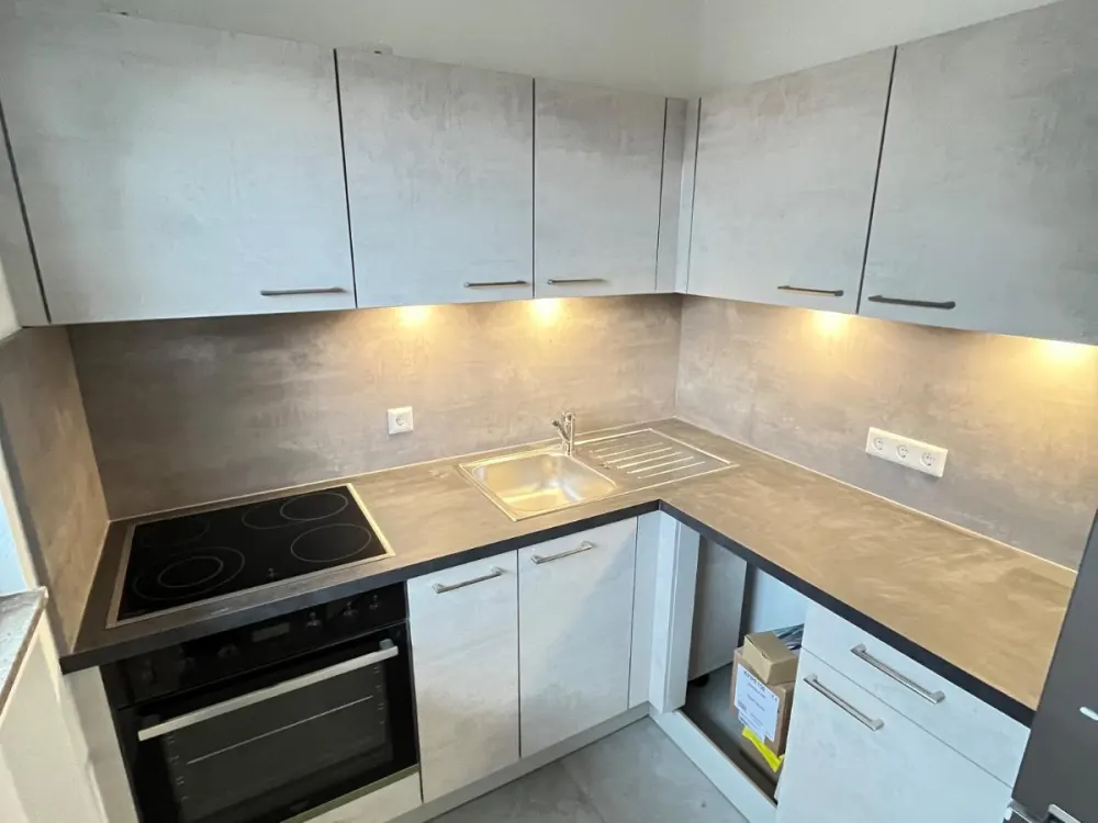 Modern, bright 1-room apartment with separate kitchen