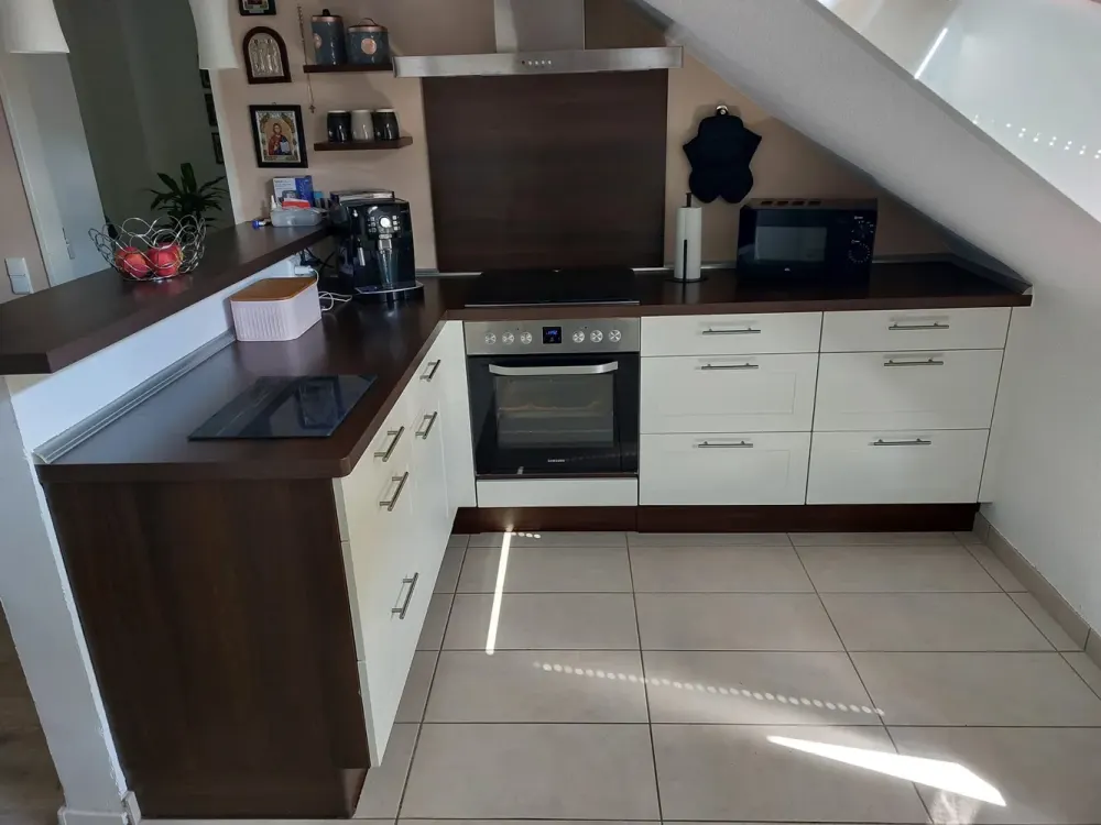 77 m² under the roof: bright 3-room apartment with fitted kitchen in Mettmann