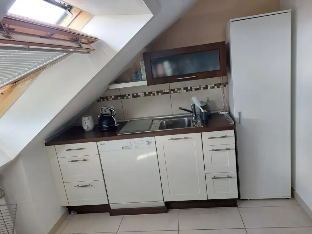 77 m² under the roof: bright 3-room apartment with fitted kitchen in Mettmann