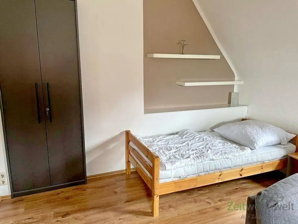 (EF0170_Y) Erfurt: Löbervorstadt, möbliertes Zimmer in schöner Wohnlage im DG mit eigenem Bad, an Wochenendheimfahrer