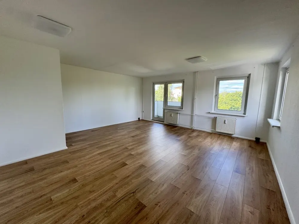 Spacious 3-Room Apartment with Balcony, Available Immediately