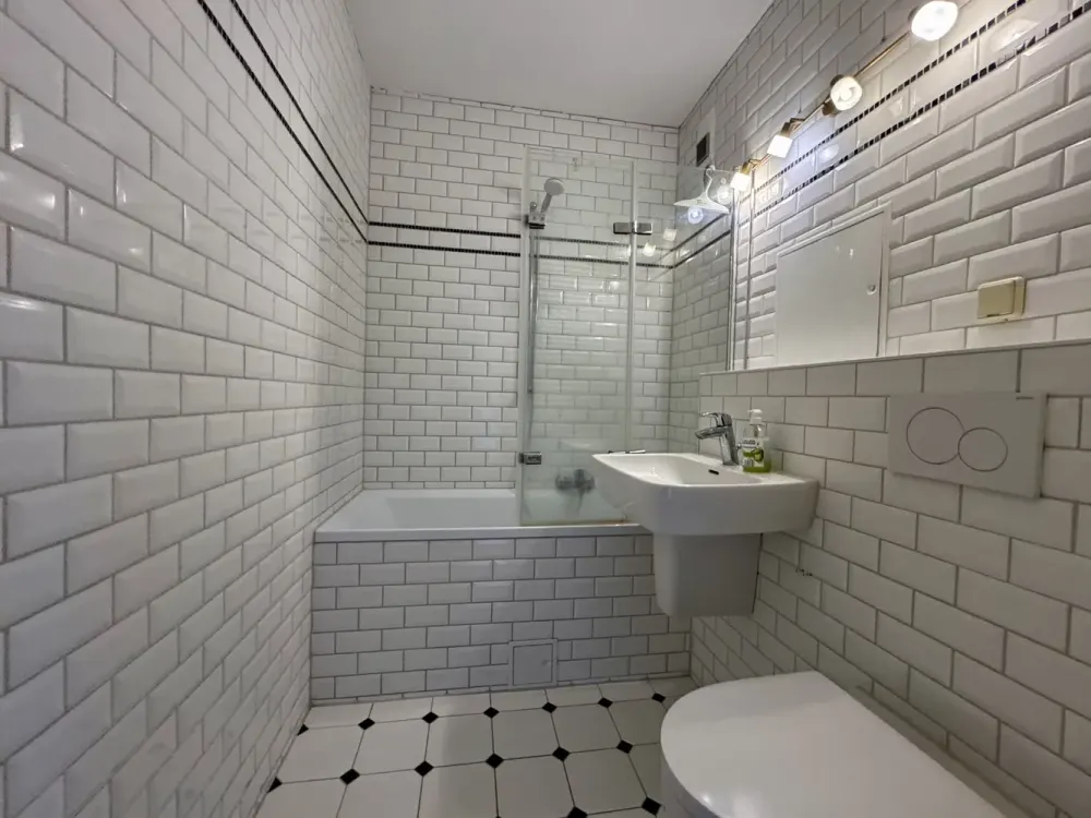 Spacious 3-Room Apartment with Balcony, Available Immediately