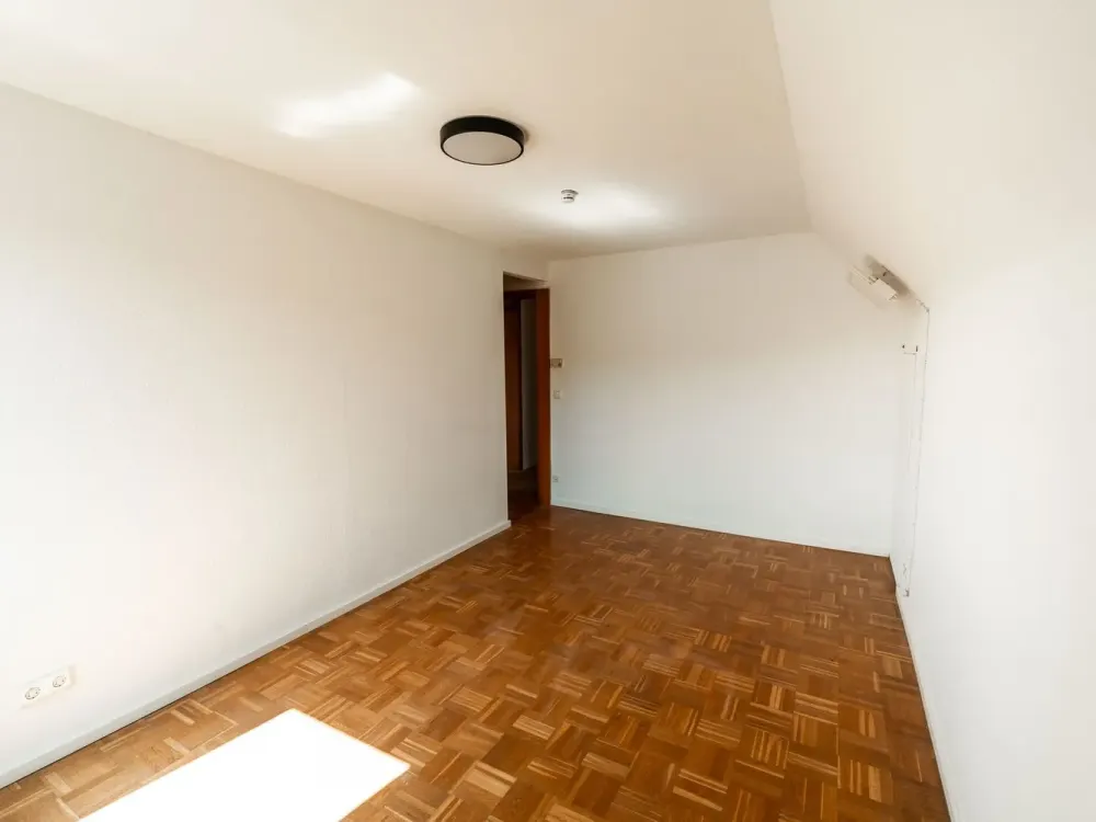 Elegant 4-Room Attic Apartment with Charm, Filled with Light in Esslingen