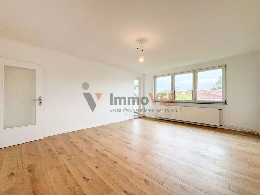First Occupancy After Modernization: 4-Room Apartment with Loggia in Bremen Huchting