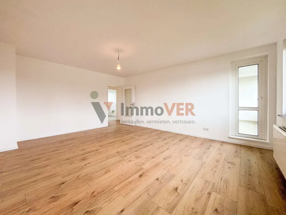 First Occupancy After Modernization: 4-Room Apartment with Loggia in Bremen Huchting