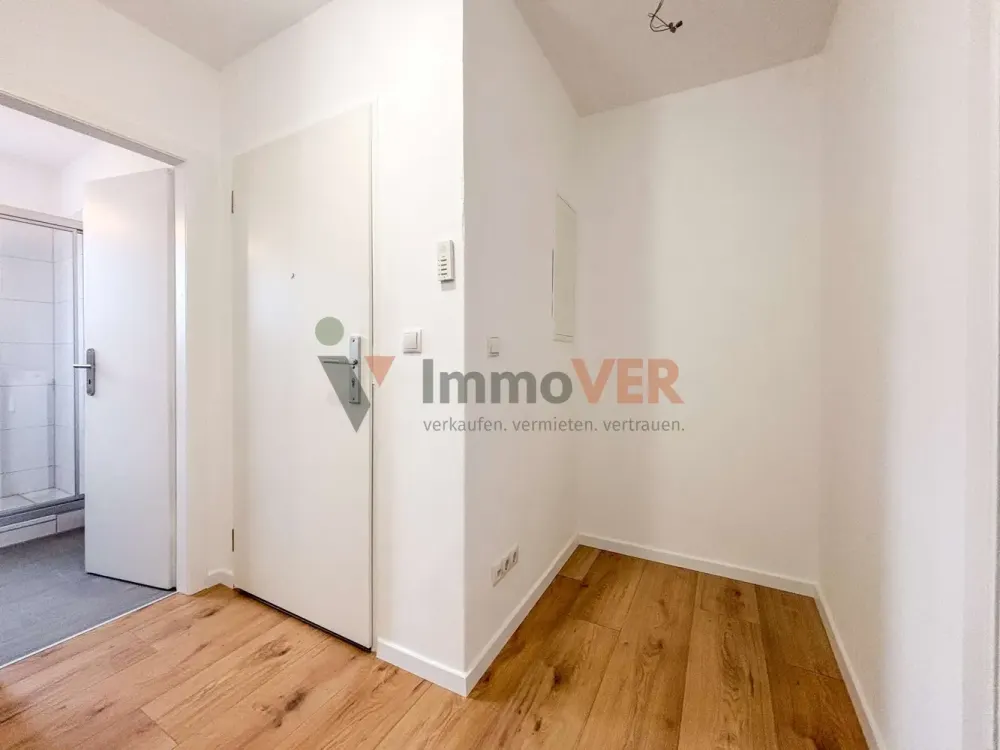 First Occupancy After Modernization: 4-Room Apartment with Loggia in Bremen Huchting