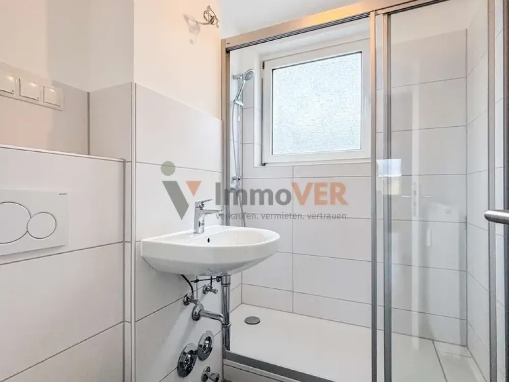 First Occupancy After Modernization: 4-Room Apartment with Loggia in Bremen Huchting