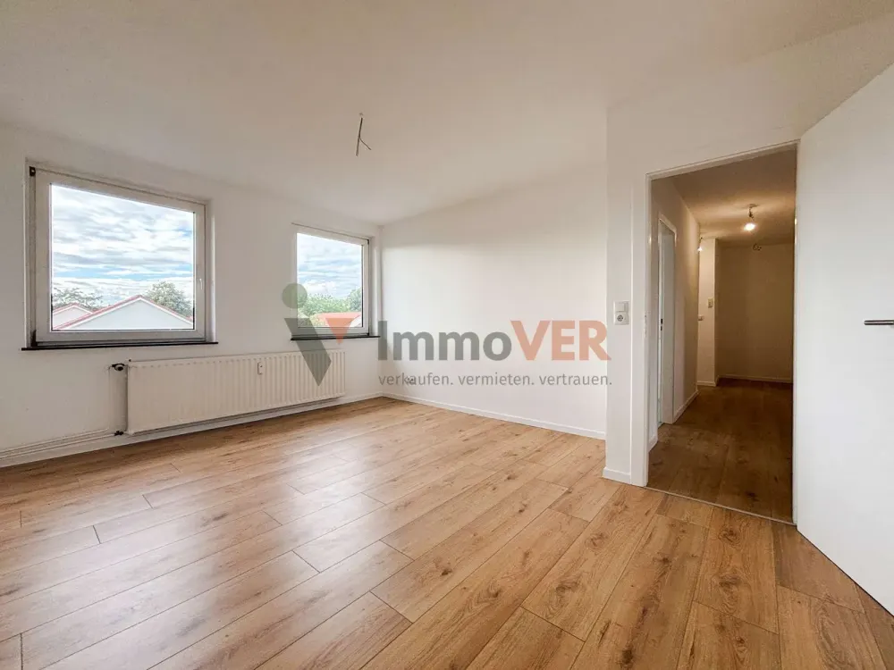 First Occupancy After Modernization: 4-Room Apartment with Loggia in Bremen Huchting