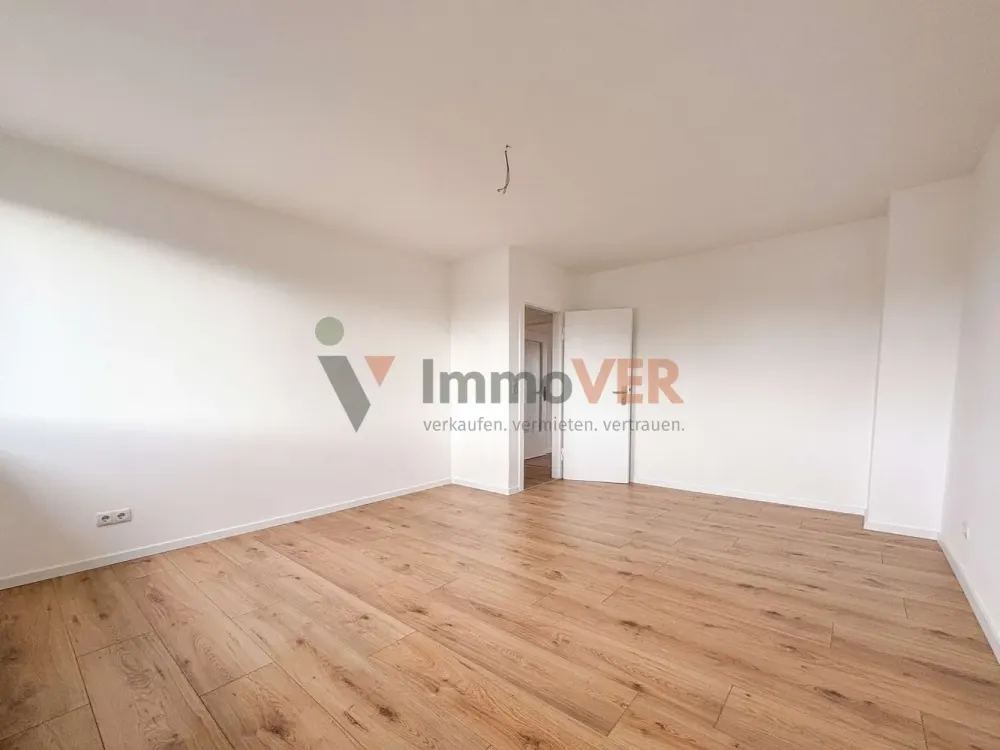 First Occupancy After Modernization: 4-Room Apartment with Loggia in Bremen Huchting