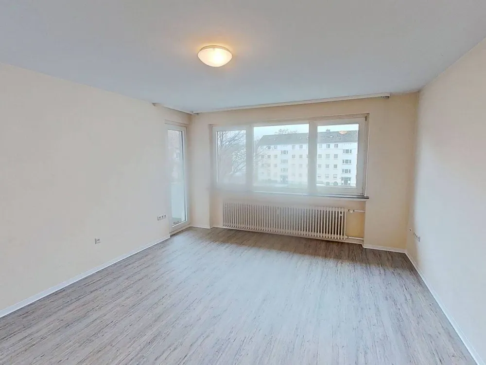 SPECIAL OFFER: Comfortable 3-Room Apartment with Covered BALCONY and Daylight Bathroom with Shower and Bathtub