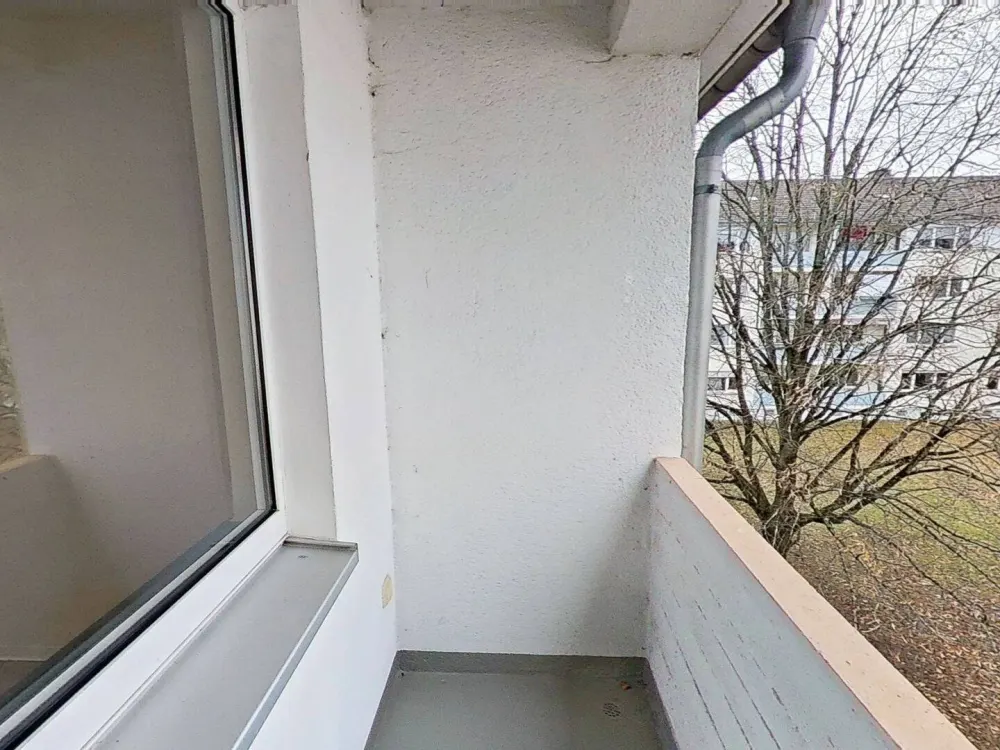 SPECIAL OFFER: Comfortable 3-Room Apartment with Covered BALCONY and Daylight Bathroom with Shower and Bathtub