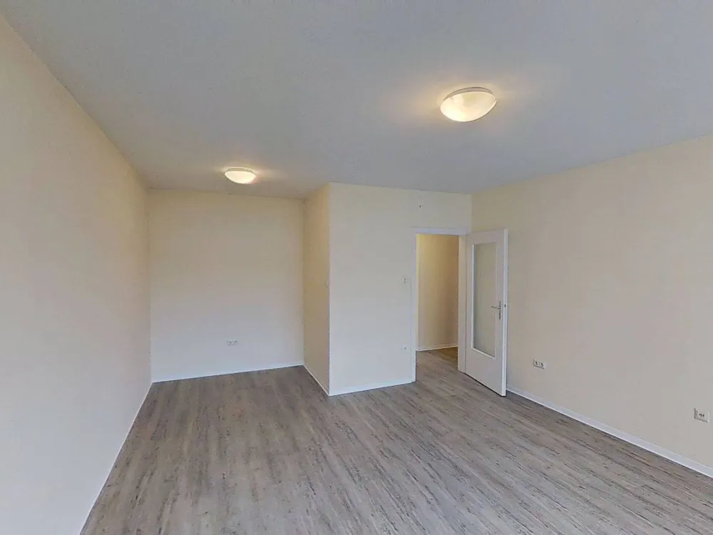 SPECIAL OFFER: Comfortable 3-Room Apartment with Covered BALCONY and Daylight Bathroom with Shower and Bathtub