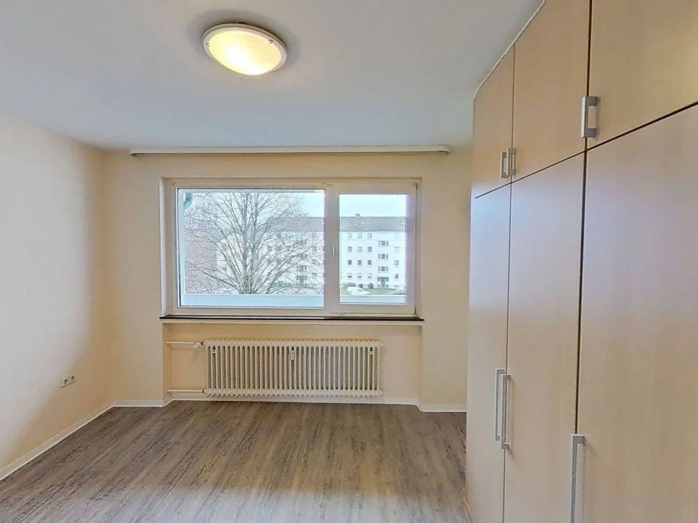 SPECIAL OFFER: Comfortable 3-Room Apartment with Covered BALCONY and Daylight Bathroom with Shower and Bathtub
