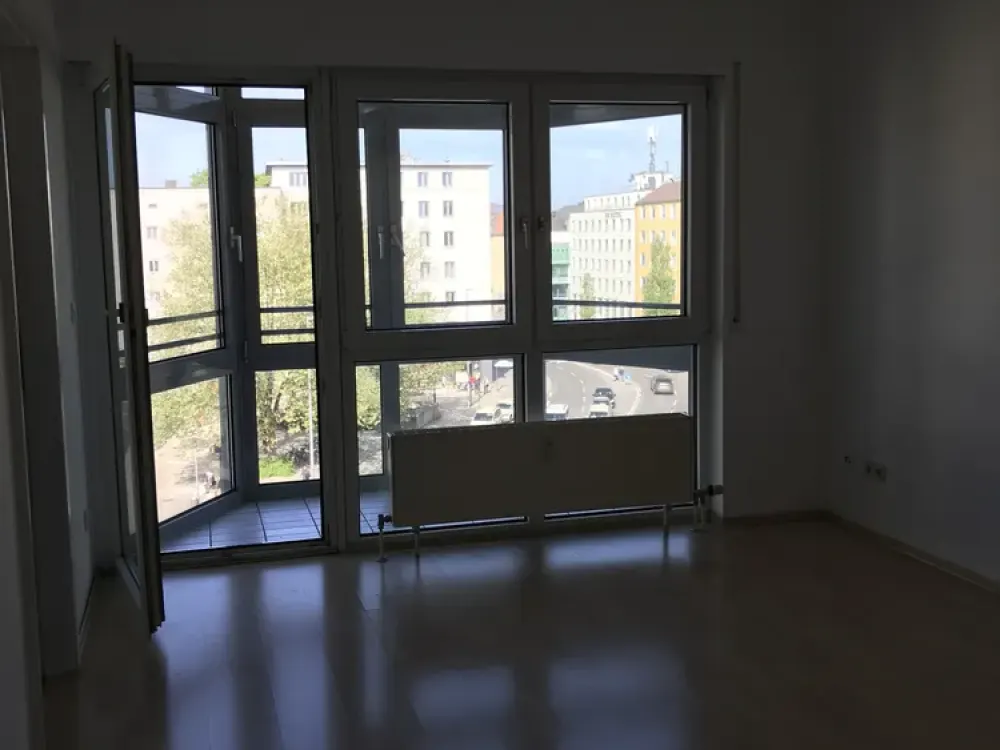 Bright, well-maintained 1-room apartment 31 m2, with loggia and fitted kitchen in Sendling, Munich