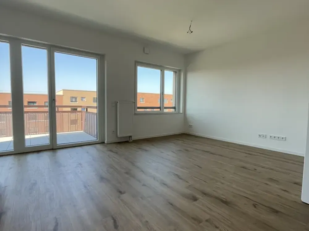 Bright 3-Room Apartment with Large Balcony