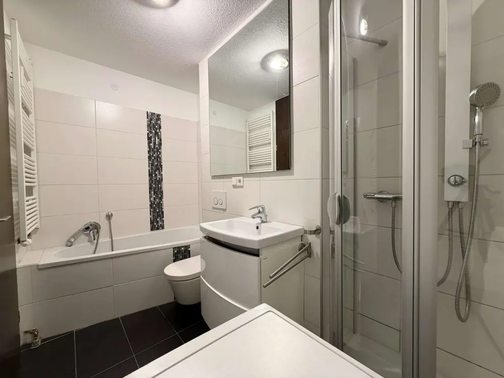 Written Requests Only! Modern 2-Room Apartment with Loggia & Garage, Gebersdorf