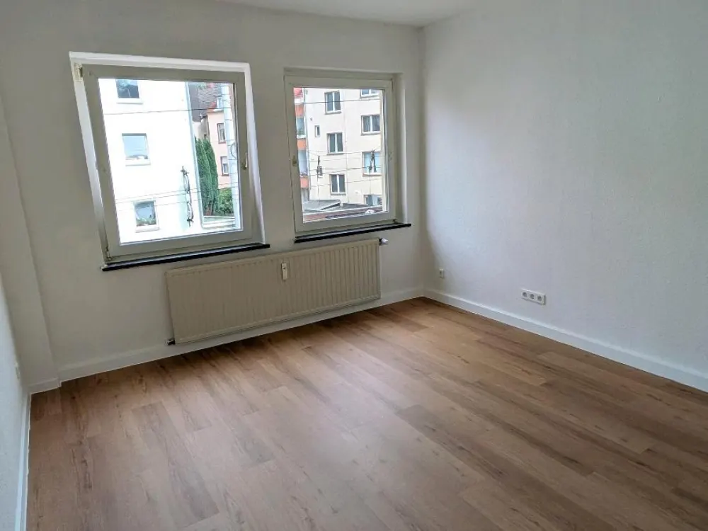 Completely Renovated 2.5 Room Apartment in Bochum Mitte, First Occupancy