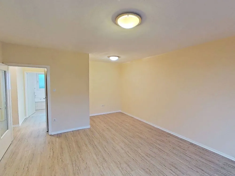 MOVE IN NOW & SAVE: Modern 3-Room Apartment with Daylight Bathroom and Large BALCONY
