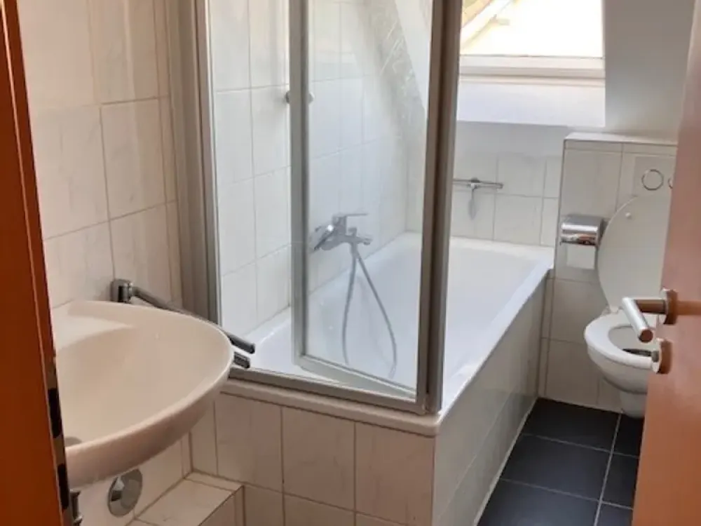 Modern 3-Room Attic Apartment in Wanheimerort with Starter Discount