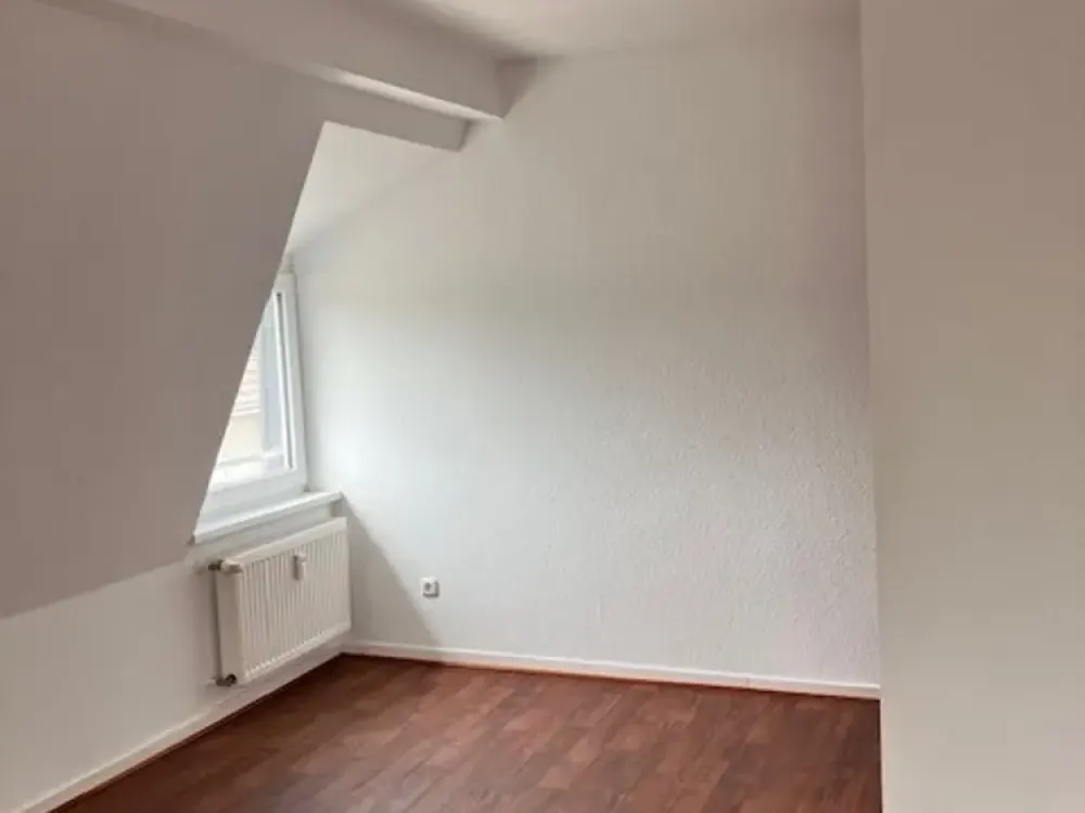 Modern 3-Room Attic Apartment in Wanheimerort with Starter Discount