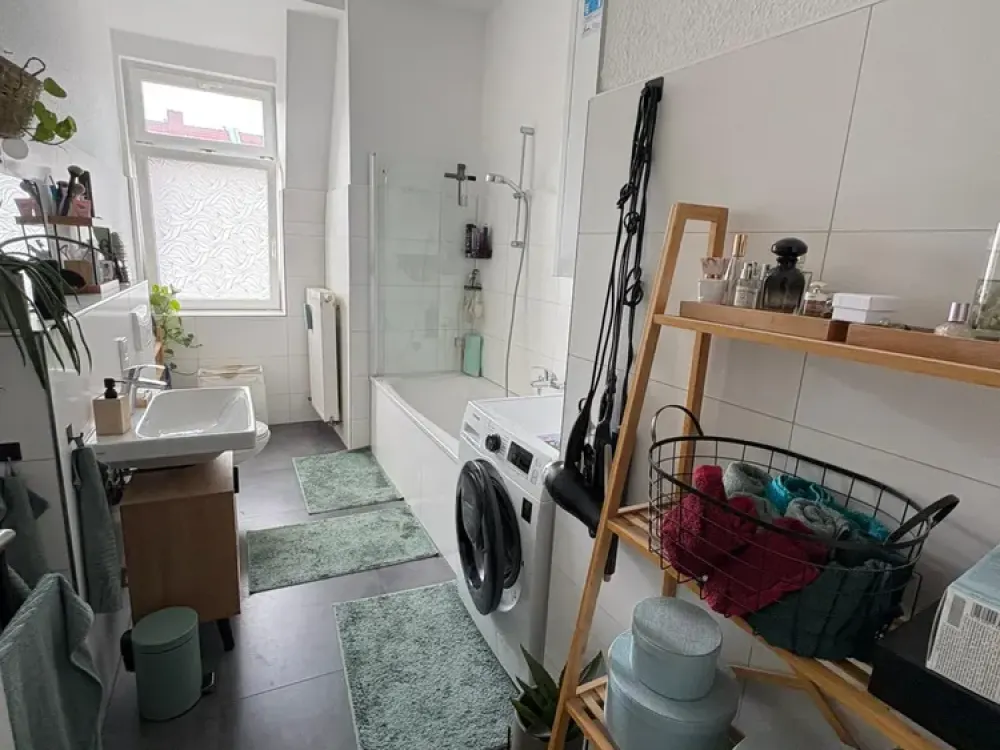 Top Renovated: 2-Room Apartment Including Built-in Kitchen and Garden in Andreasvorstadt