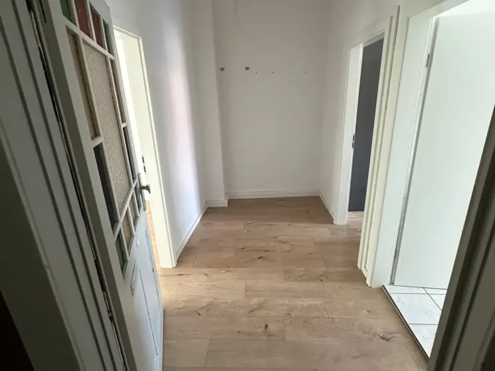 Top Renovated: 2-Room Apartment Including Built-in Kitchen and Garden in Andreasvorstadt