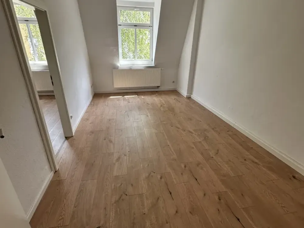 Top Renovated: 2-Room Apartment Including Built-in Kitchen and Garden in Andreasvorstadt