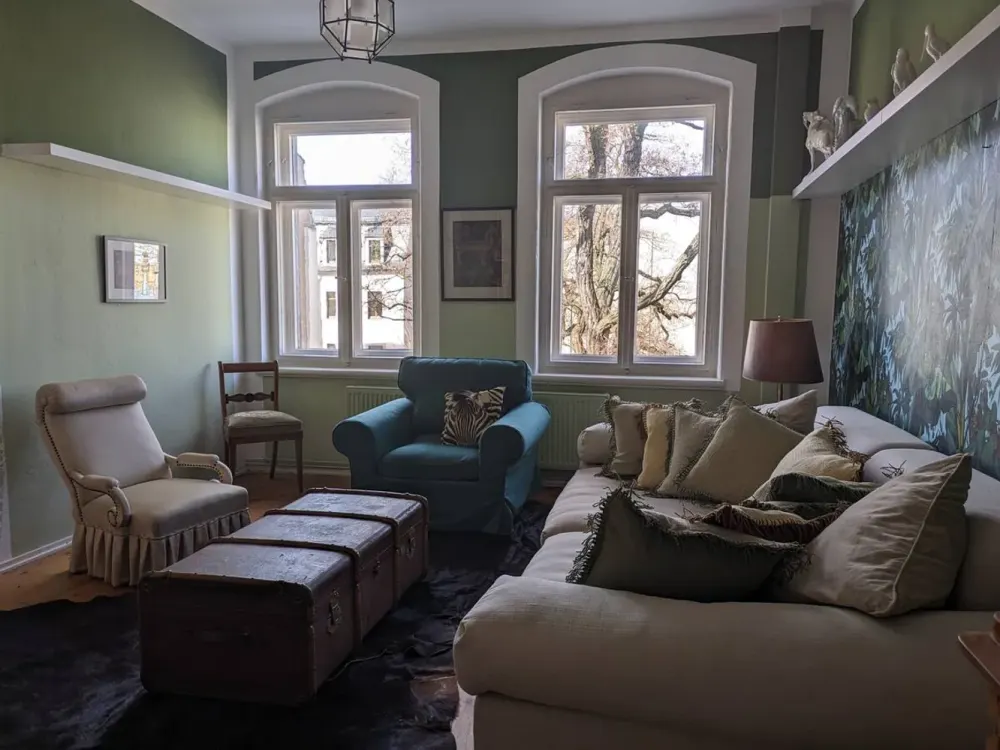 High-quality furnished old building apartment in the Dresden trendy district