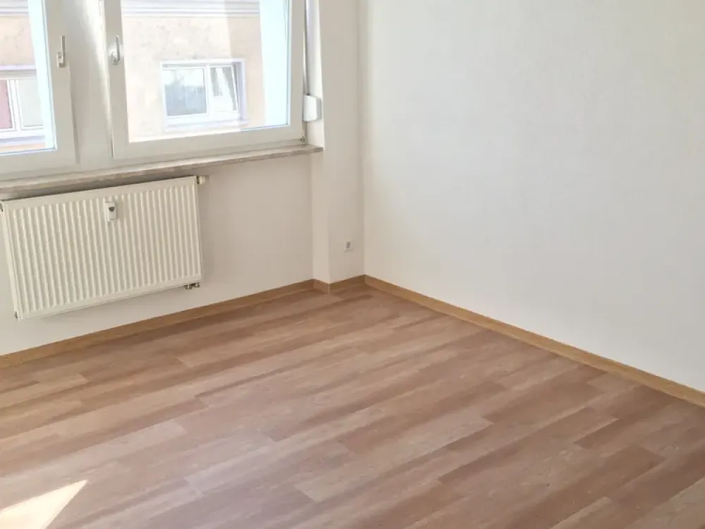 Bright Renovated 4-Room Apartment + Terrace in Quiet City Location