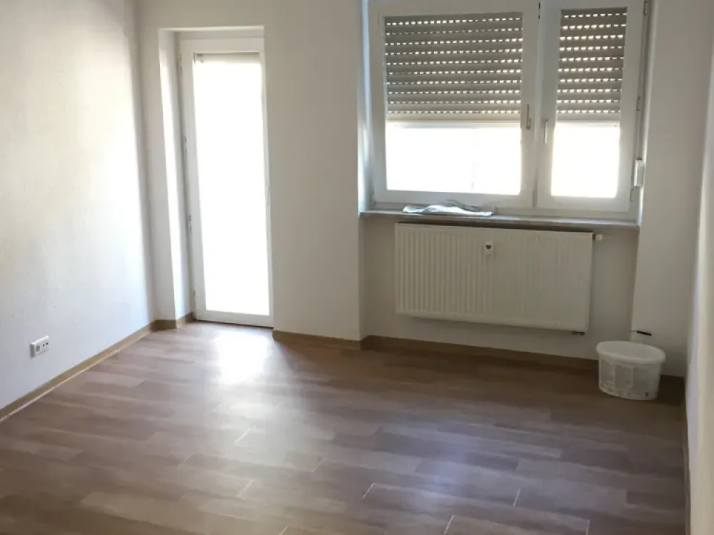 Bright Renovated 4-Room Apartment + Terrace in Quiet City Location
