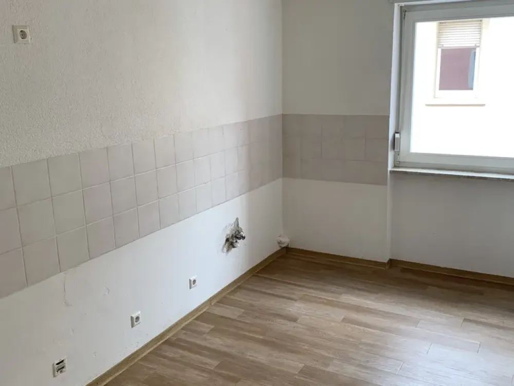 Bright Renovated 4-Room Apartment + Terrace in Quiet City Location