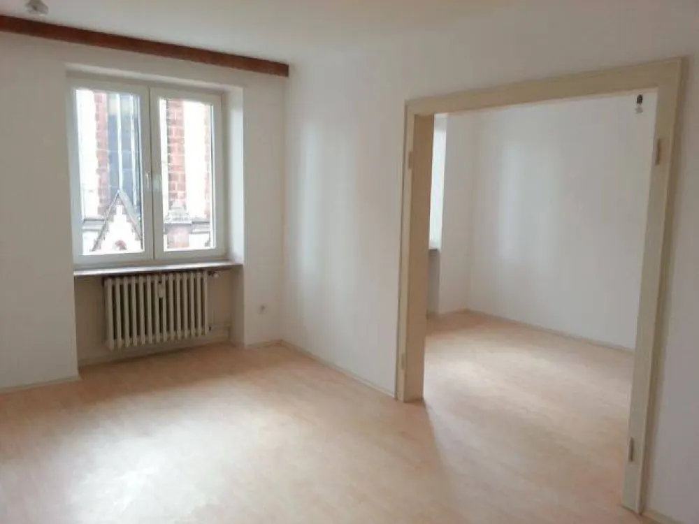 Quiet central ground floor 3.5-room apartment with shared garden use near Ludwigsgymnasium