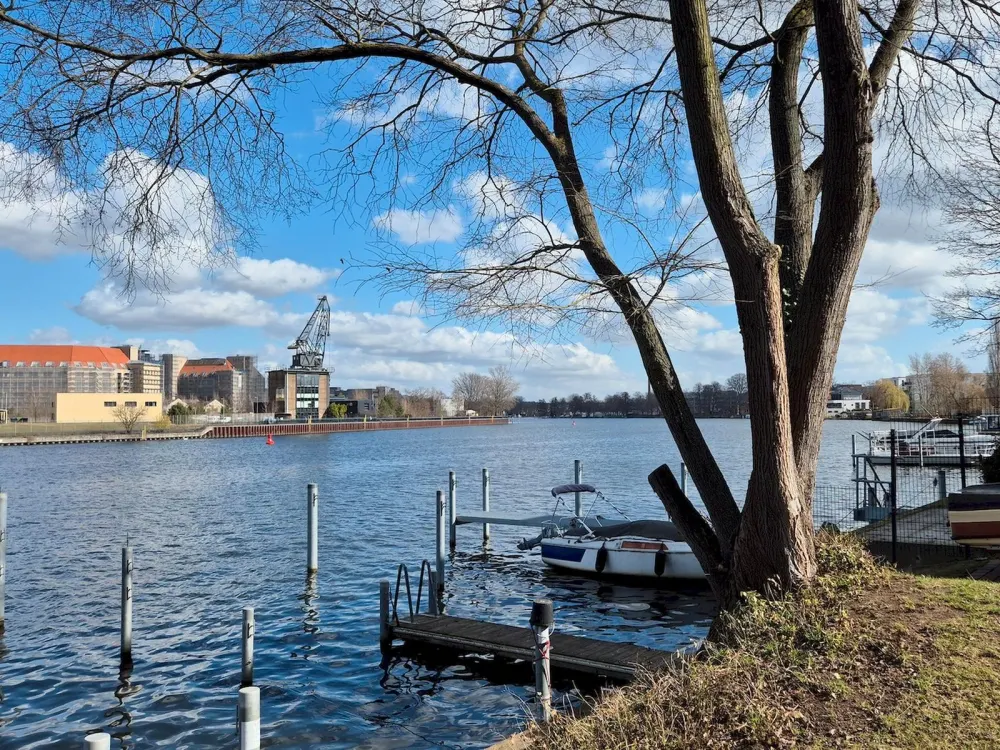 Completely Renovated Old Building Apartment with Spree View and Boat Dock at the Garden