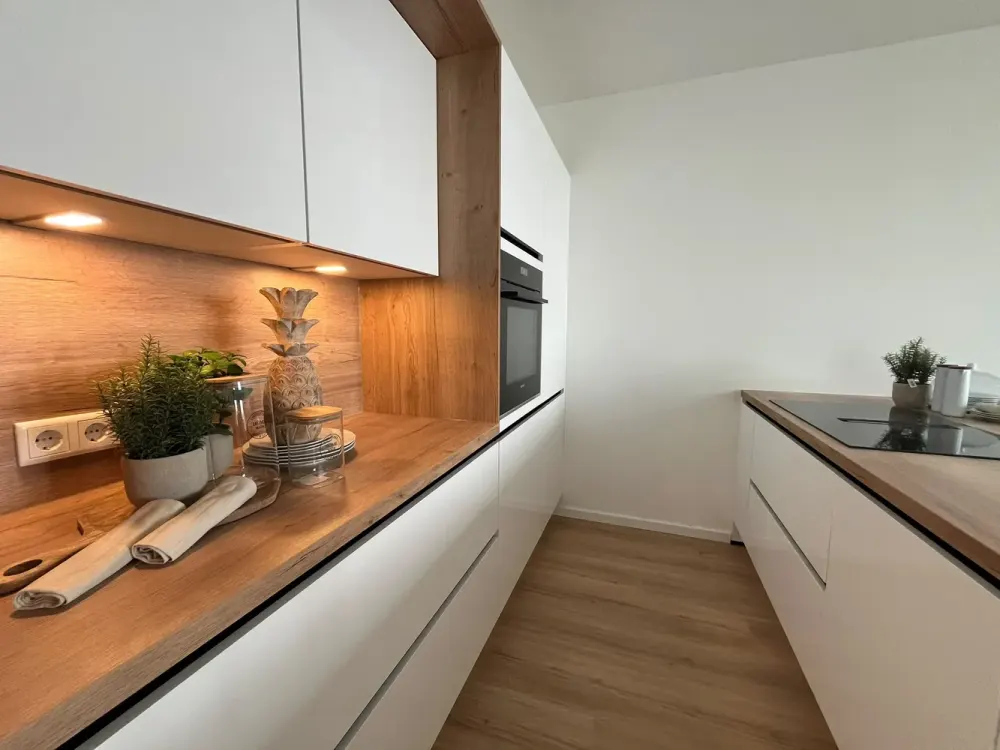 First Occupancy: High-Quality New Apartment with Built-in Kitchen & Balcony