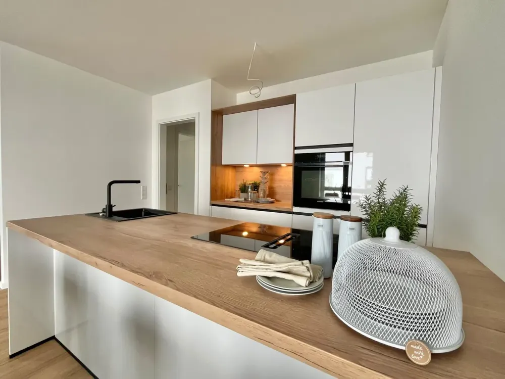First Occupancy: High-Quality New Apartment with Built-in Kitchen & Balcony