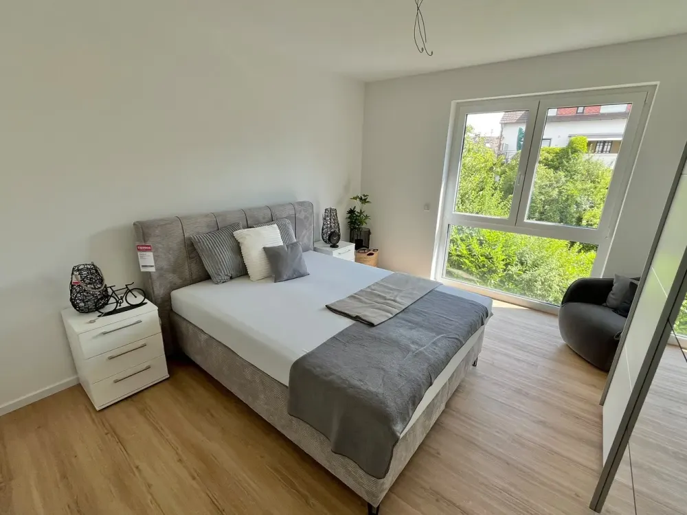 First Occupancy: High-Quality New Apartment with Built-in Kitchen & Balcony