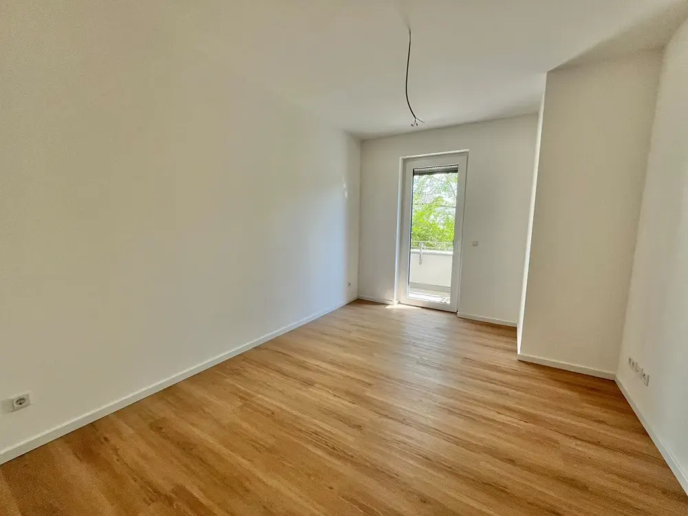First Occupancy: High-Quality New Apartment with Built-in Kitchen & Balcony