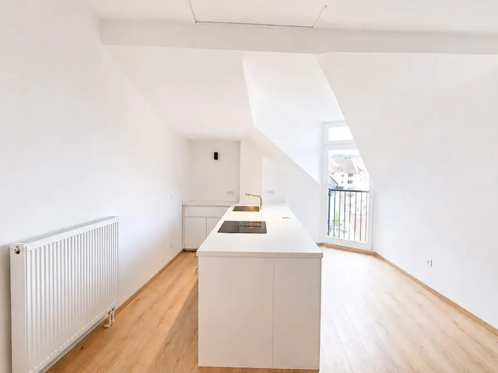 Newly Renovated Attic 3-Room Apartment with New Built-in Kitchen in SB - CITY