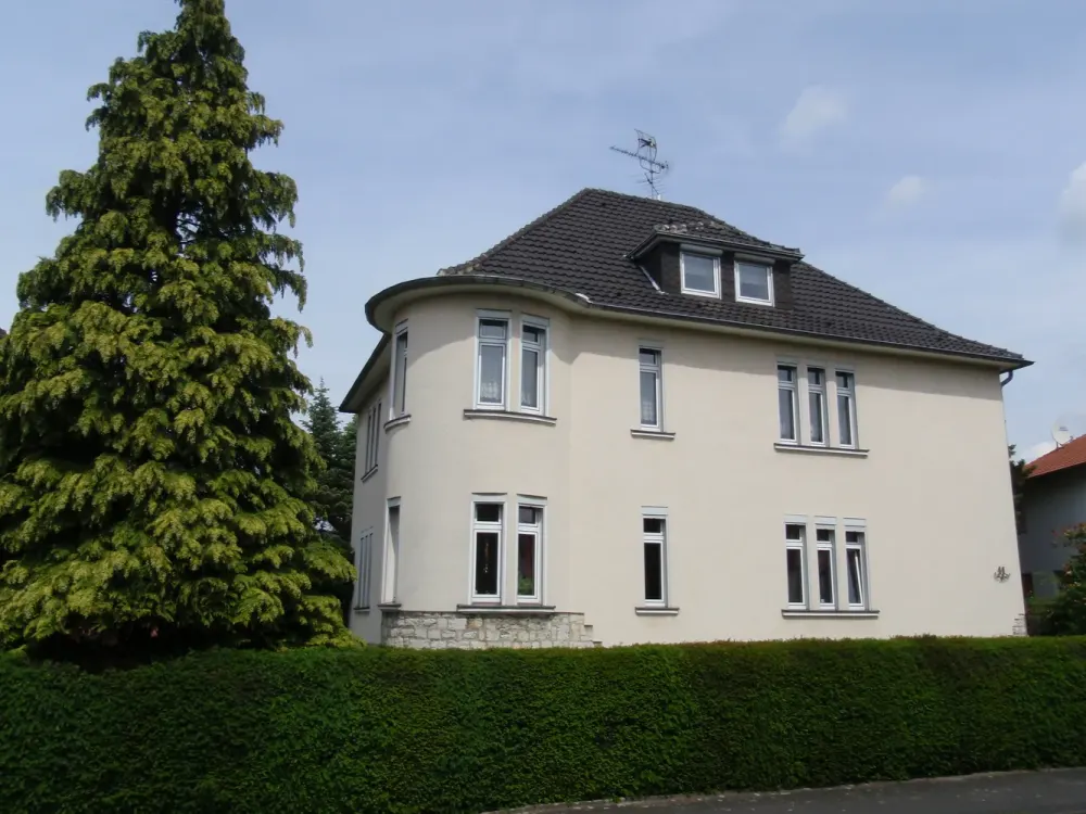 Spacious 103 sqm Apartment with Balcony, Bay Window and Use of Large Garden in Central Location