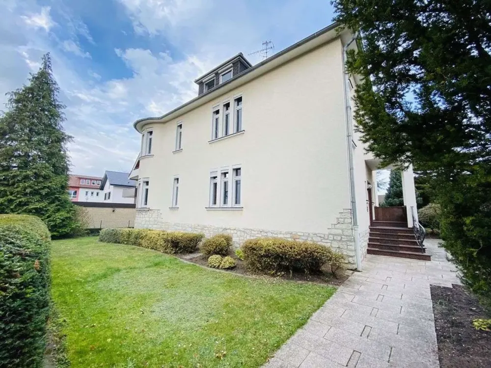 Spacious 103 sqm Apartment with Balcony, Bay Window and Use of Large Garden in Central Location