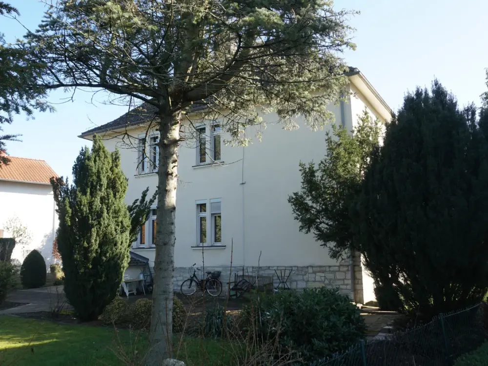 Spacious 103 sqm Apartment with Balcony, Bay Window and Use of Large Garden in Central Location
